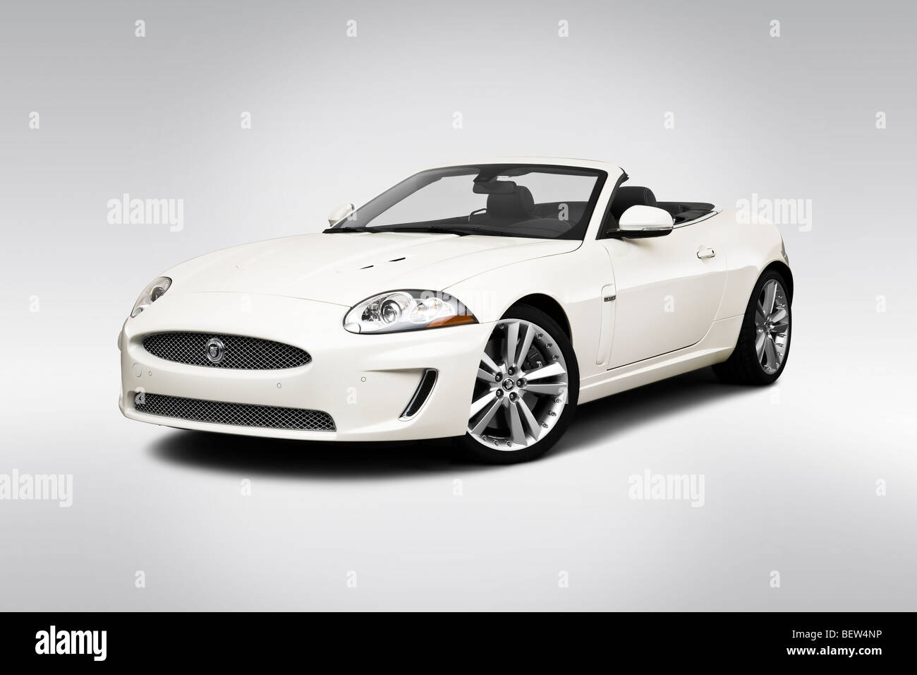 2010 Jaguar XK R en blanc - angle de vue avant Banque D'Images