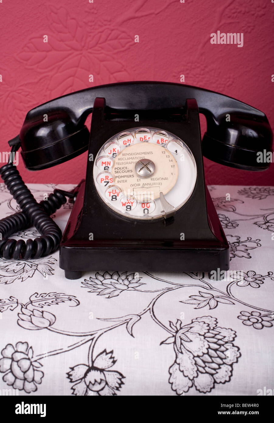 Vue d'un ancien téléphone en bakélite, avec l'écrit en français. Banque D'Images