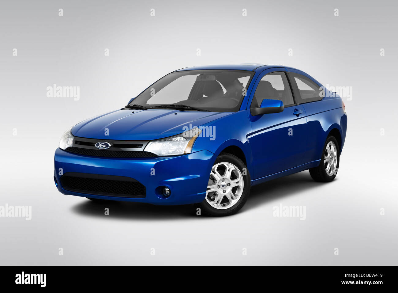 Ford FOCUS SE 2010 en bleu - angle de vue avant Banque D'Images