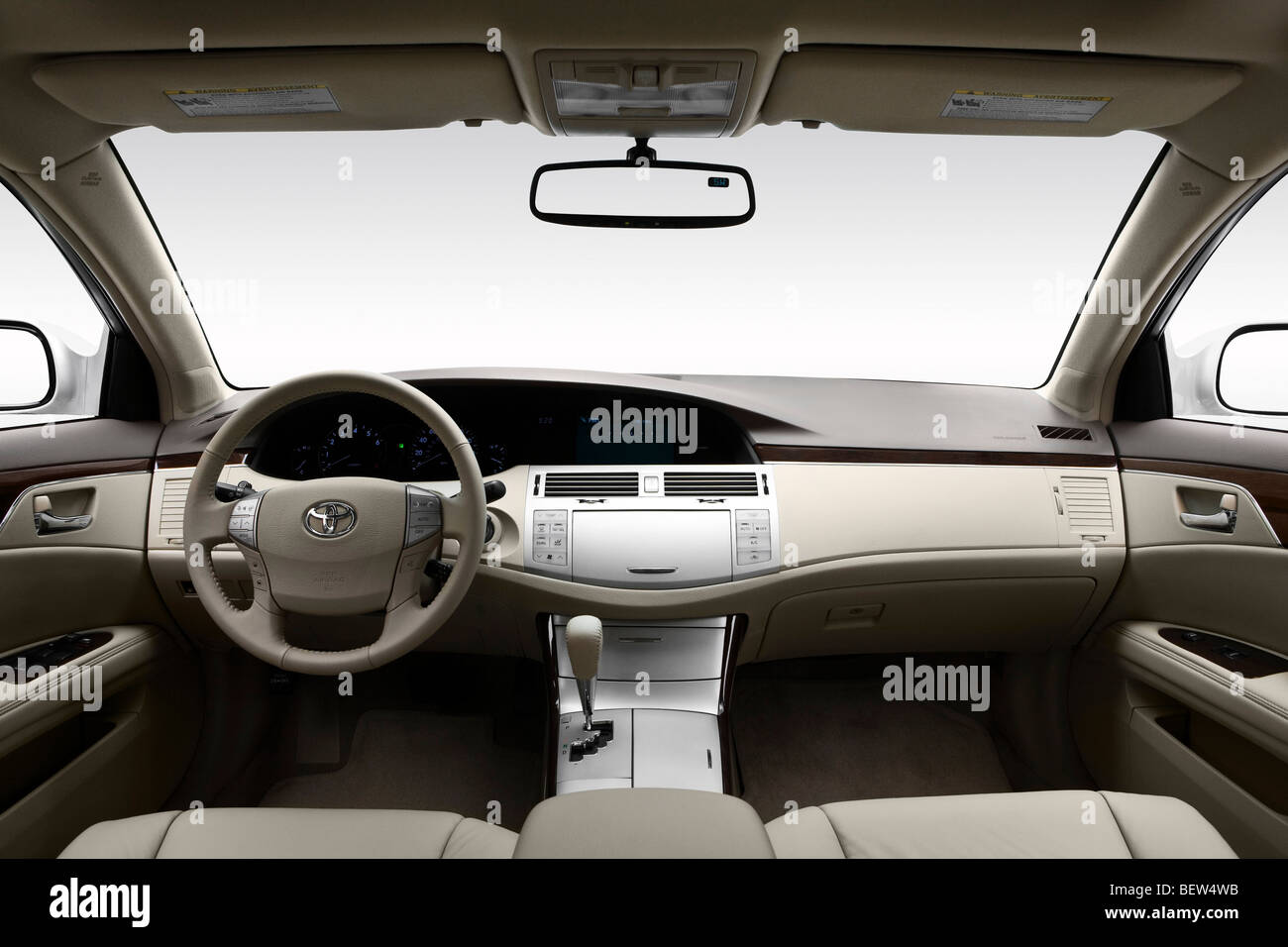 2010 Toyota Avalon XLS en blanc - planche de bord, console centrale, le levier de vitesses voir Banque D'Images