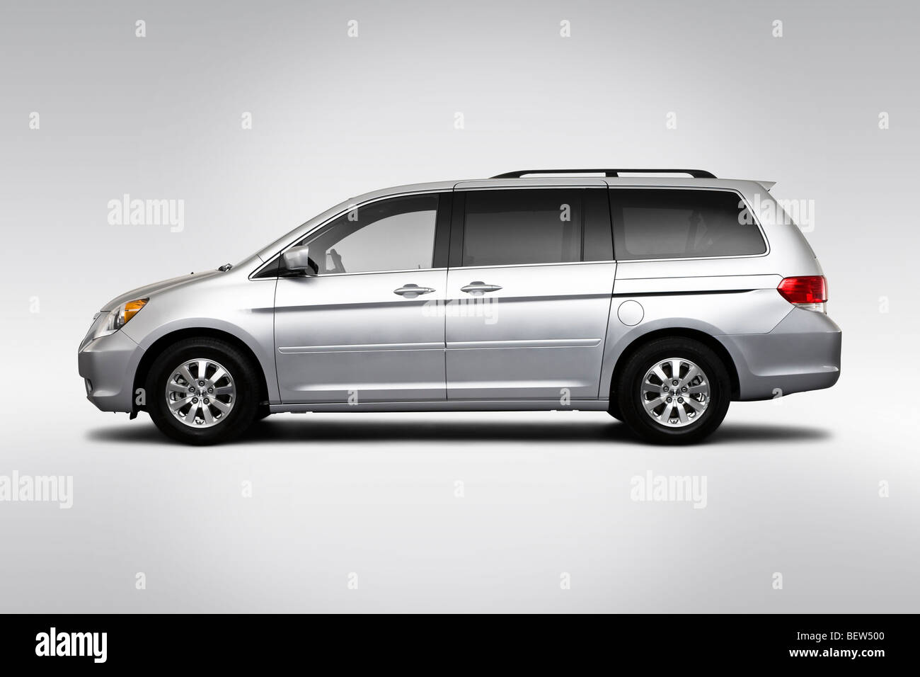 2010 Honda Odyssey EX-L en argent - Pilotes Portrait Banque D'Images