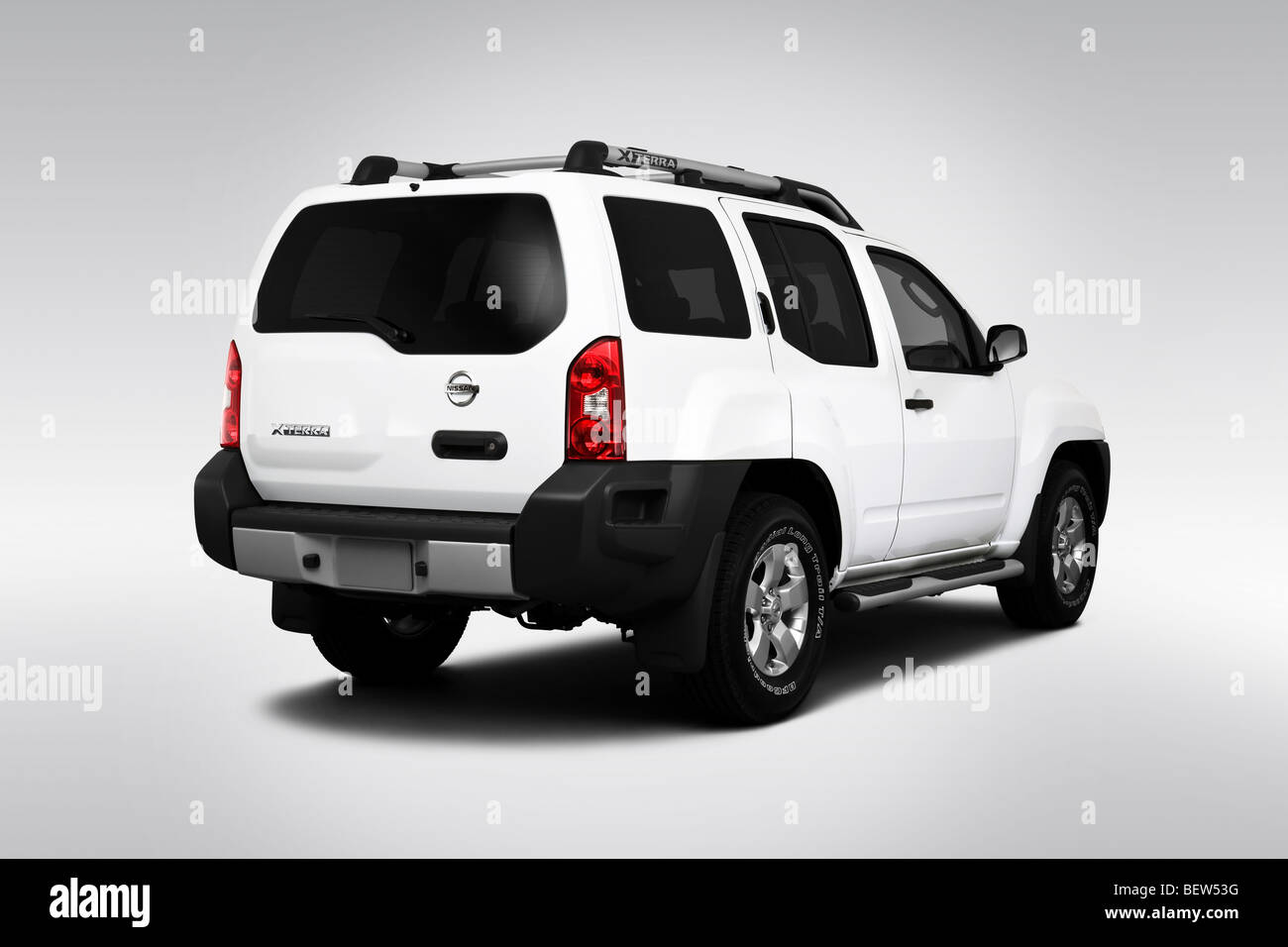 2010 Nissan Xterra S en blanc - angle de vue arrière Banque D'Images