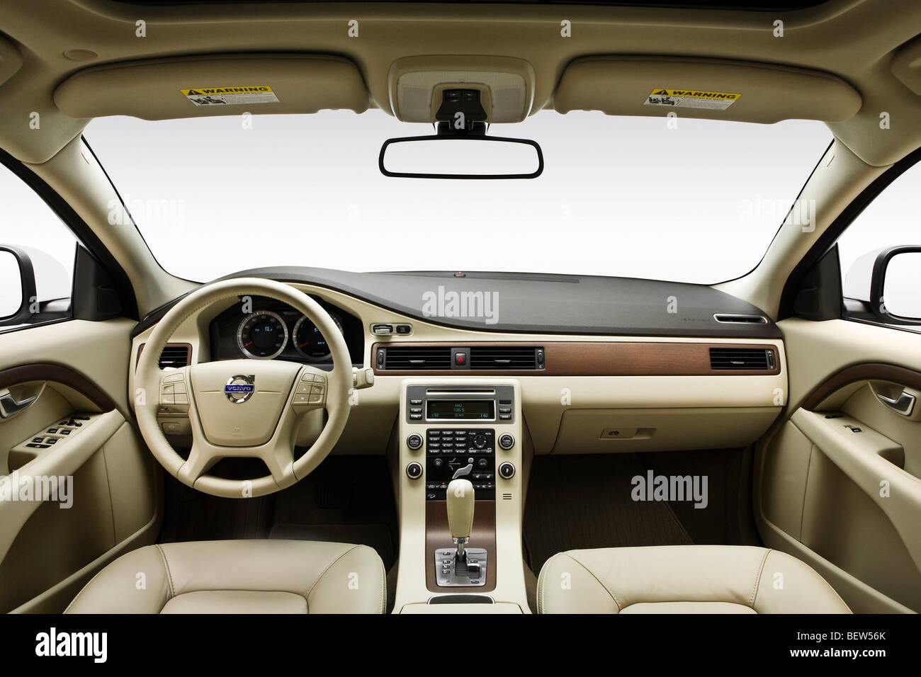 2010 Volvo XC70 3.2 AWD en blanc - planche de bord, console centrale, le levier de vitesses voir Banque D'Images