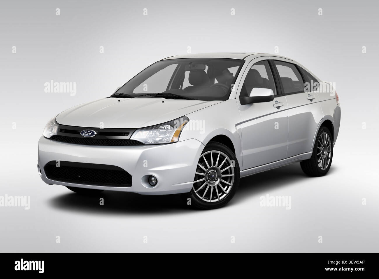 2010 Ford Focus SES dans Argent - angle de vue avant Banque D'Images