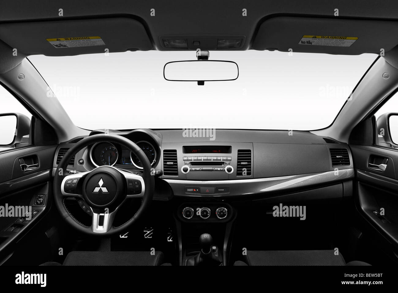 2010 Mitsubishi Lancer Evolution en blanc - planche de bord, console centrale, le levier de vitesses voir Banque D'Images