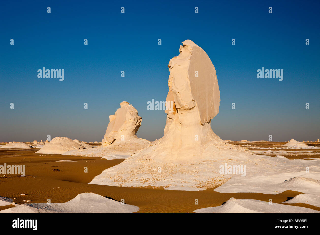 Les chiffres et les formations de calcaire dans le parc national du Désert Blanc, Désert de Libye, Egypte Banque D'Images