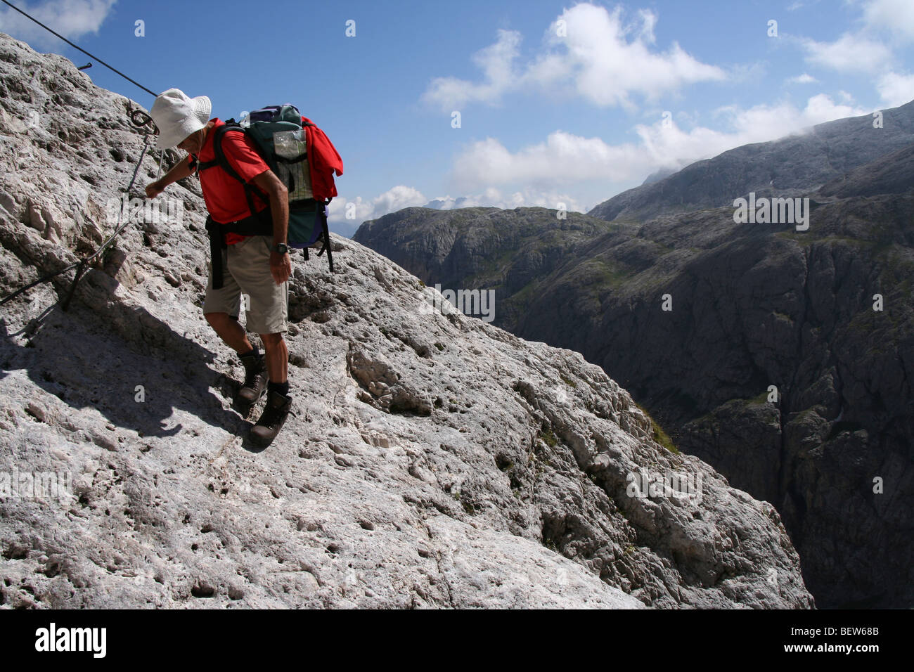 Walker sur aidé via ferrata à Pale di San Martino, parc d'été Dolomites italiennes Banque D'Images