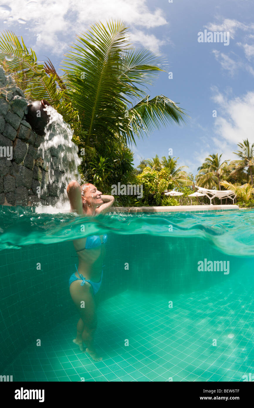 Woman in Swimming Pool, South Male Atoll, Maldives Banque D'Images