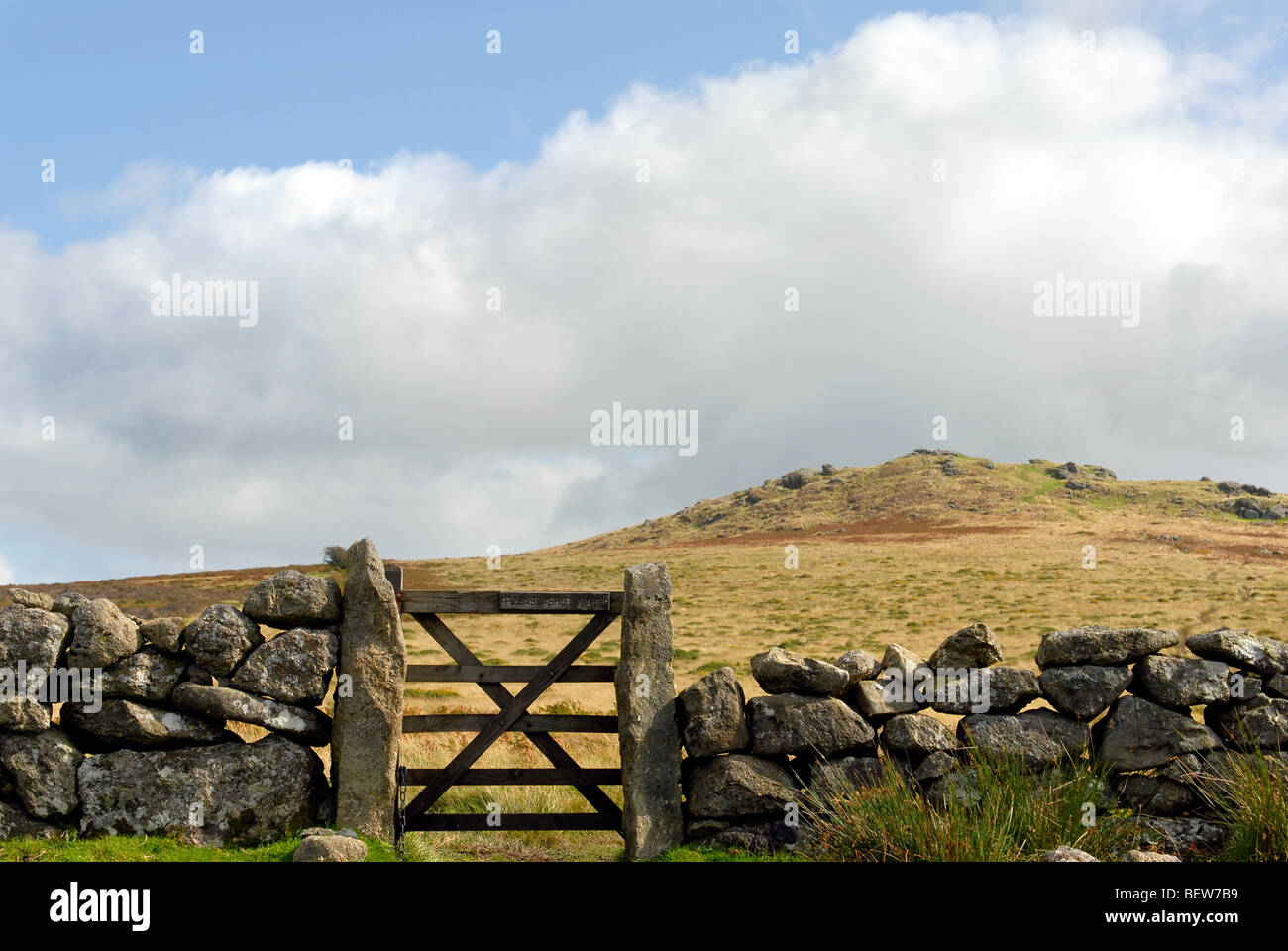 Mur en pierre sèche et la passerelle mènent à Rippon Tor sur le Sud de Dartmoor Banque D'Images