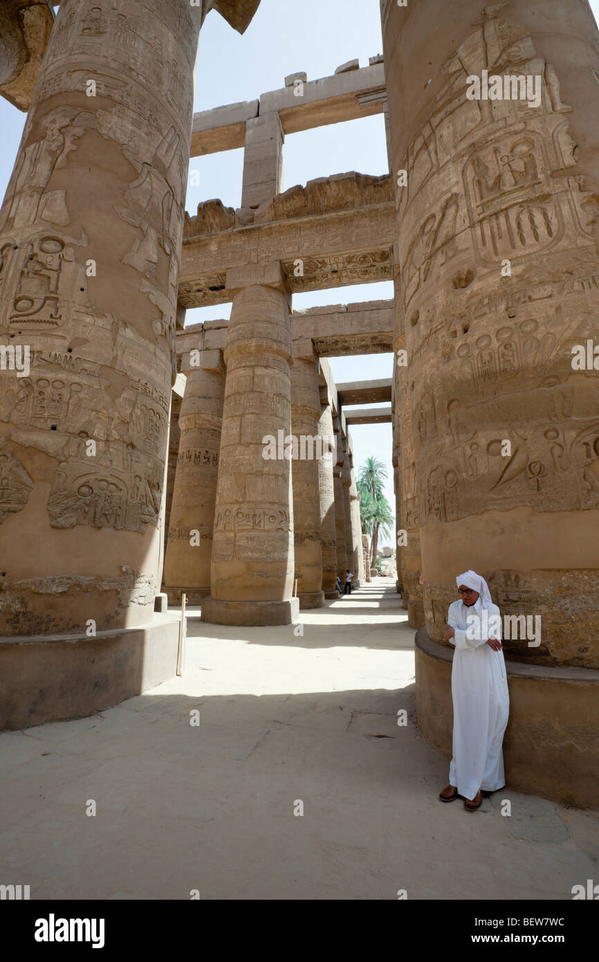 Piliers de la salle hypostyle de Karnak Temple, Luxor, Egypt Banque D'Images