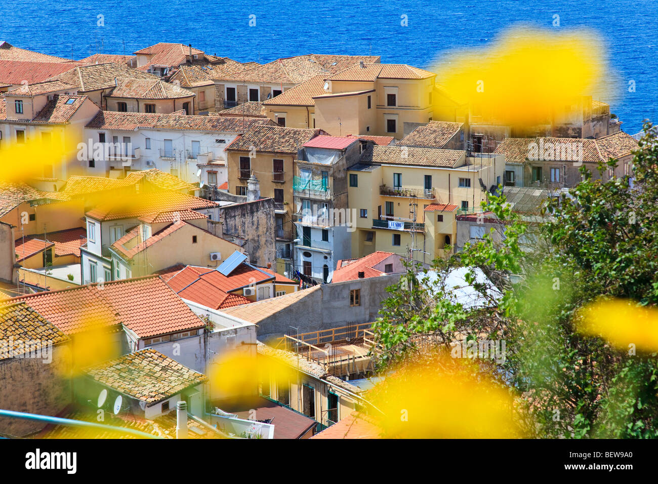 Vue sur les toits de Pizzo avec la mer en arrière-plan, Calabre, Italie, high angle view Banque D'Images