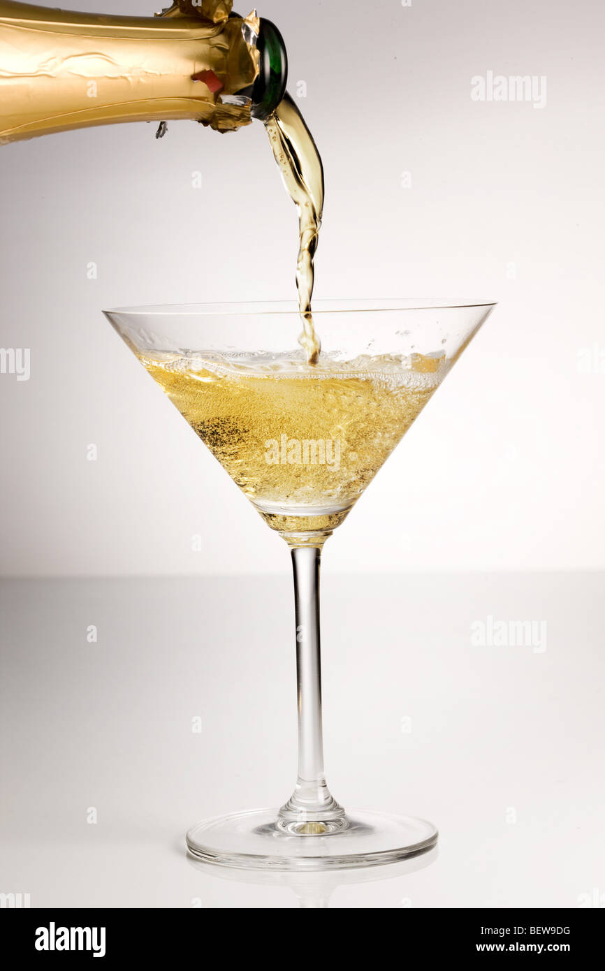 Verser dans un verre de champagne, close-up Banque D'Images