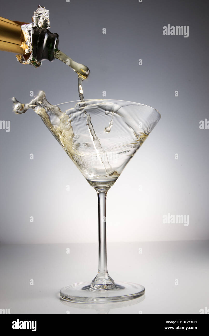 Verser dans un verre de champagne, close-up Banque D'Images