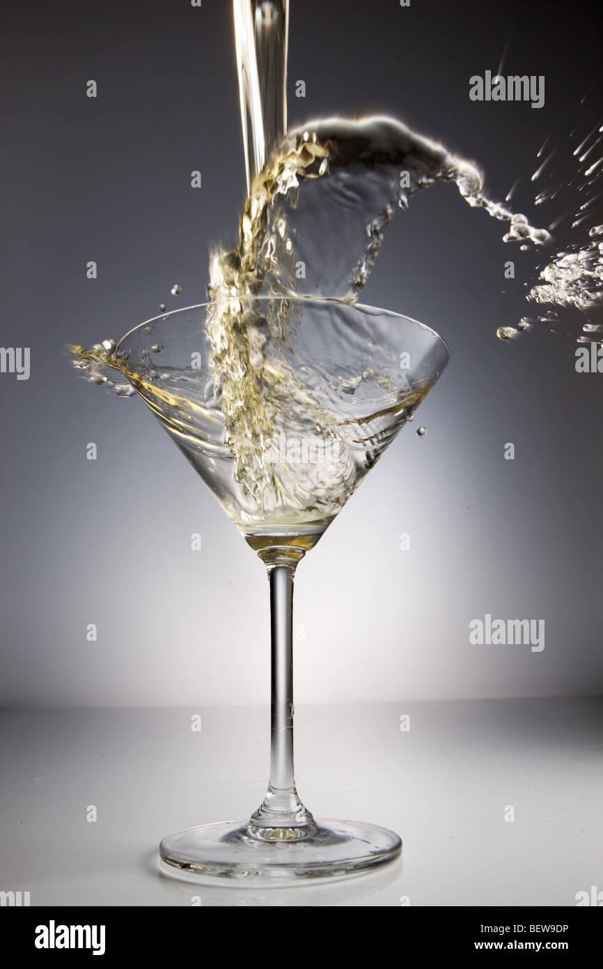Verser dans un verre de champagne, close-up Banque D'Images