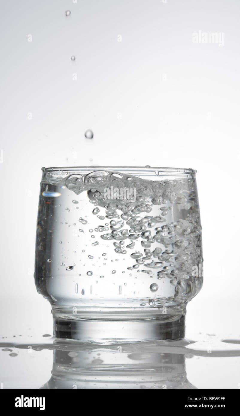 L'eau gazéifiée dans un verre, close-up Banque D'Images