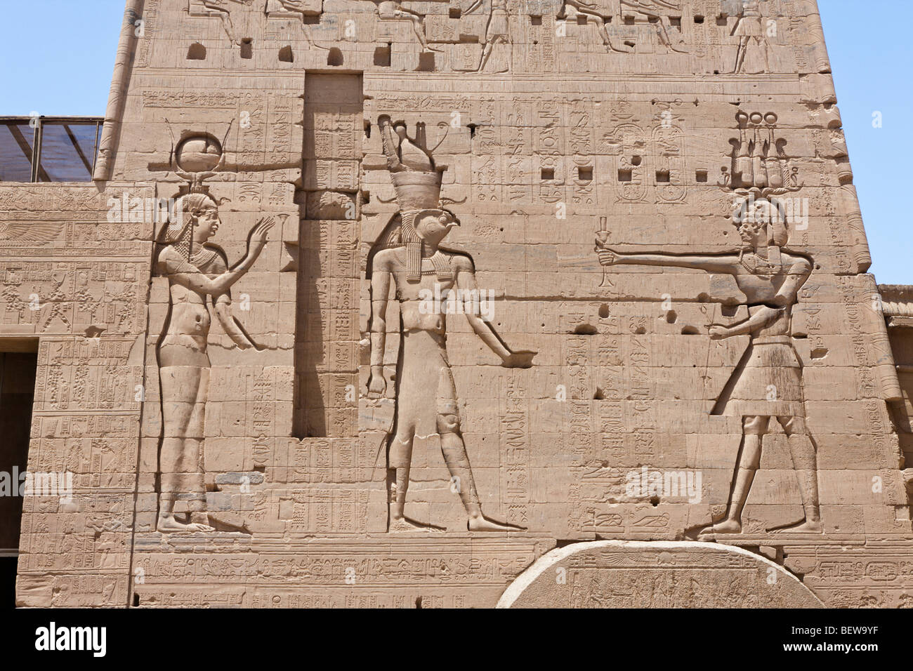 Reliefs au Temple d'Isis sur l'île de Philae, Aswan, Egypte Banque D'Images