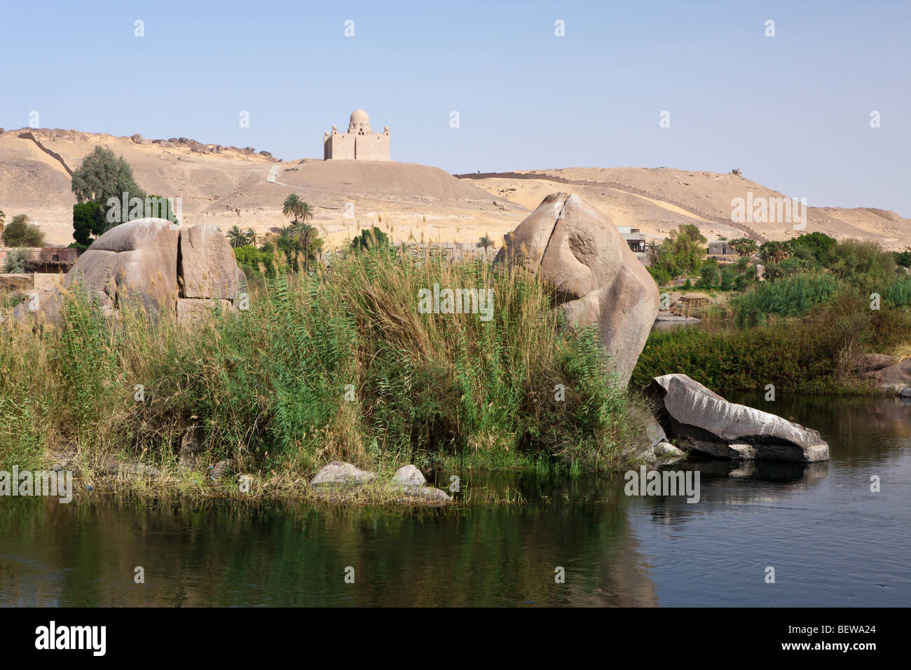La cataracte du Nil et le mausolée de l'Aga Khan, Assouan, Egypte Banque D'Images