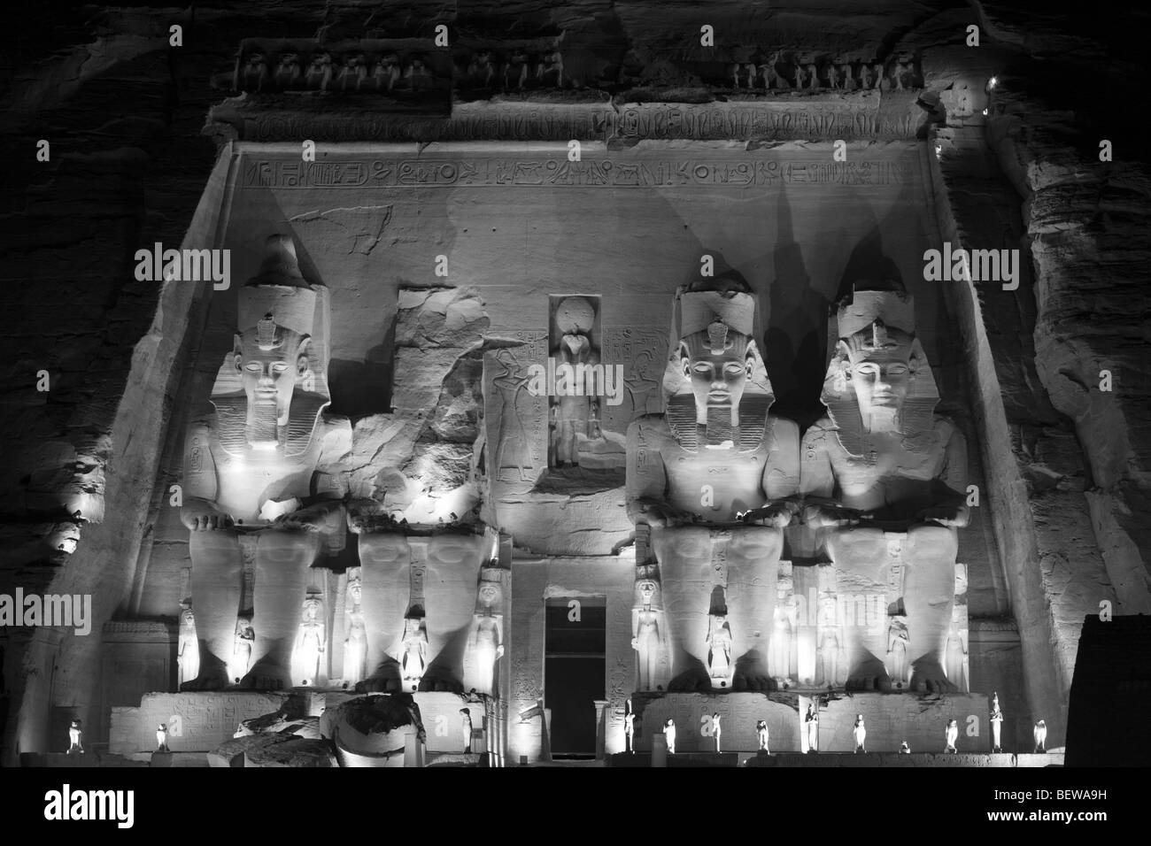 Iluminated grand temple du pharaon Ramsès II, Abou Simbel, Egypte Banque D'Images