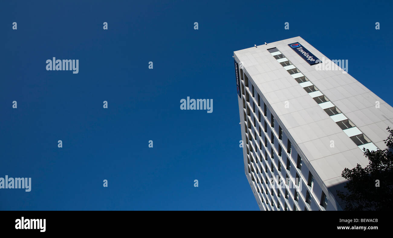 La tour de l'hôtel au centre de Londres contre un ciel bleu clair Banque D'Images