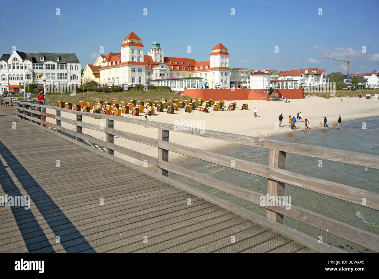 Voir la jetée de Binz, le Kurhaus, l'île de Rügen, Allemagne Banque D'Images