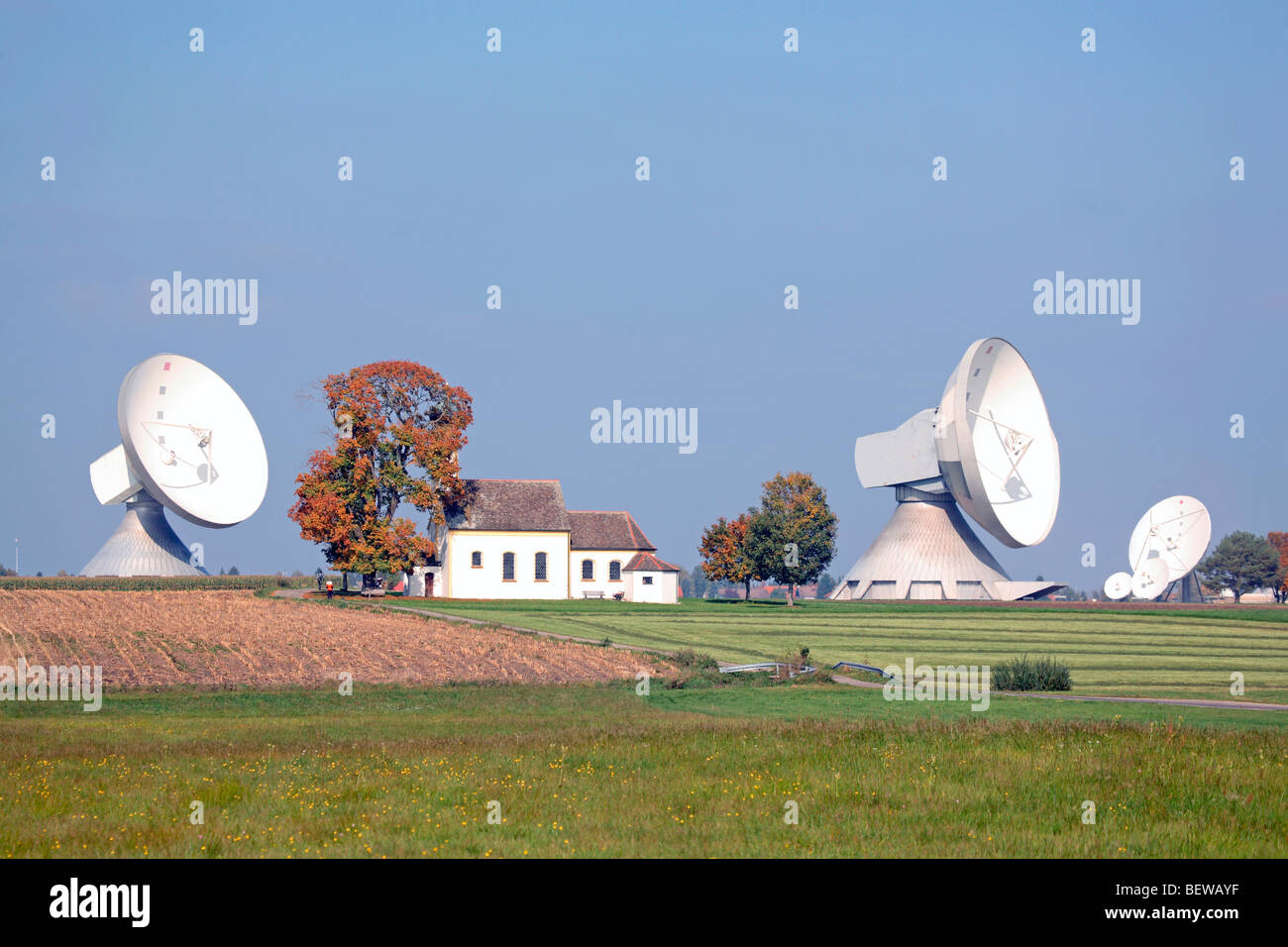 Satellite earth station raisting ground Banque de photographies et d