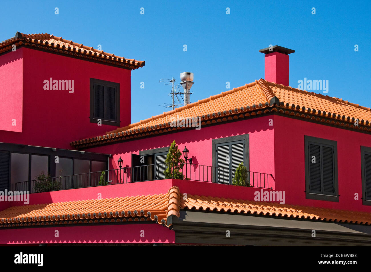 Bâtiment peint en rose contrastant avec le ciel bleu Funchal Madère Portugal UE Europe Banque D'Images