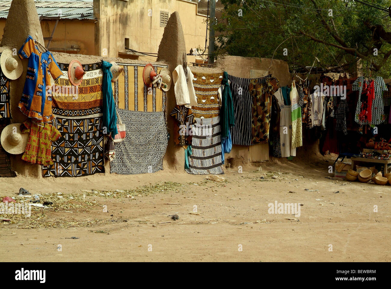Stand de tissus colorés à la ville de Djenné, Mali Banque D'Images