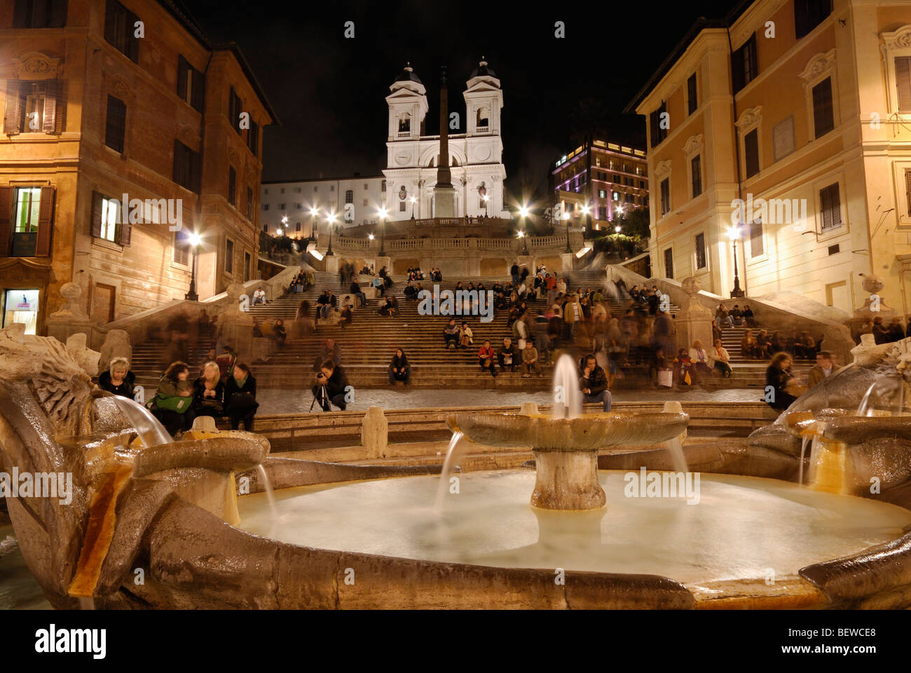 La fontaine de l'ancien bateau (Fontana della Barcaccia) en face de la place d'Espagne la nuit, Rome, Italie Banque D'Images