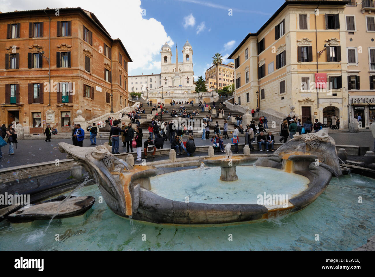 La fontaine de l'ancien bateau (Fontana della Barcaccia) en face de la place d'Espagne, Rome, Italie Banque D'Images