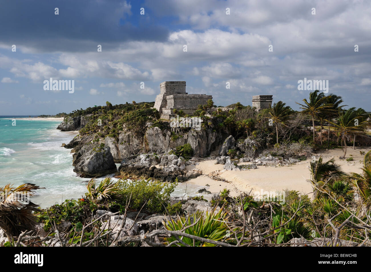 Vue sur plage de complexe de bâtiments de la ruine Maya de Tulum, site Riviera Maya, Mexique Banque D'Images