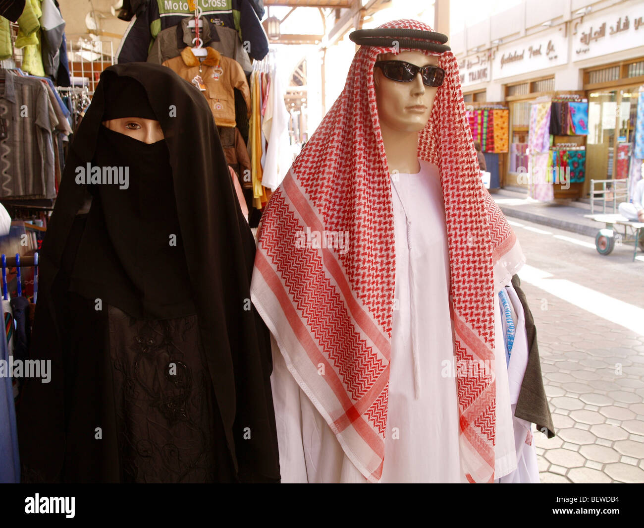Deux Mannequins En Costume Traditionnel Banque d'image et photos Alamy