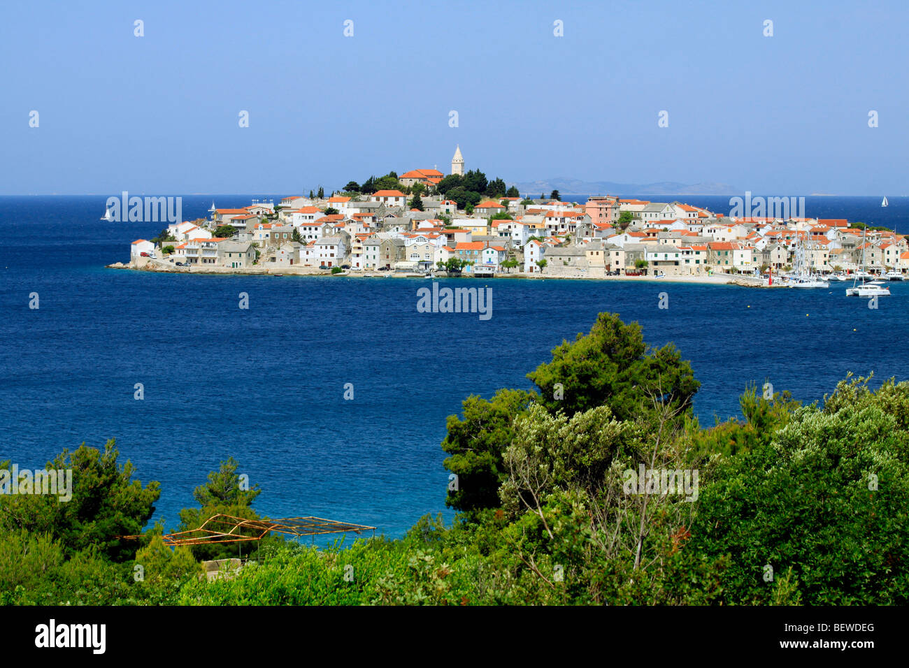 Vue depuis la terre ferme de la péninsule de Primosten, Croatie Banque D'Images