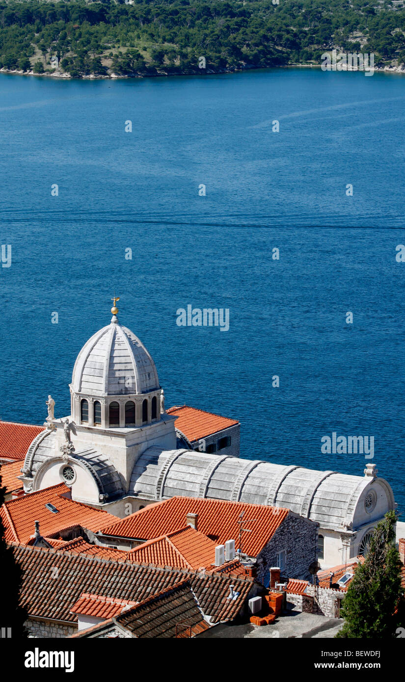 Vue sur la baie et sur les toits de la Cathédrale Sveti Jakov, Sibenik, Croatie Banque D'Images
