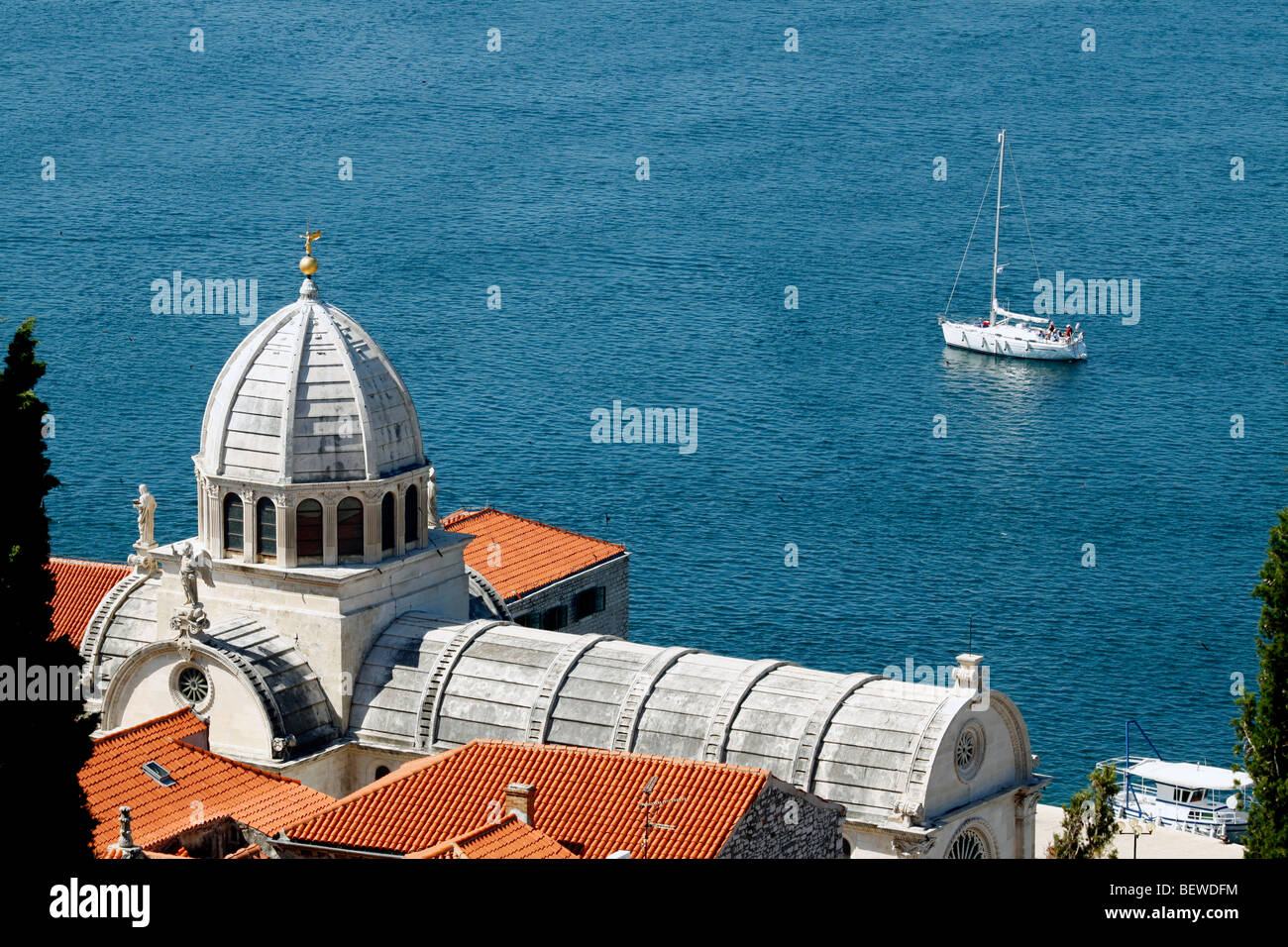 Voir la mer et les toits de la Cathédrale Sveti Jakov, Sibenik, Croatie Banque D'Images