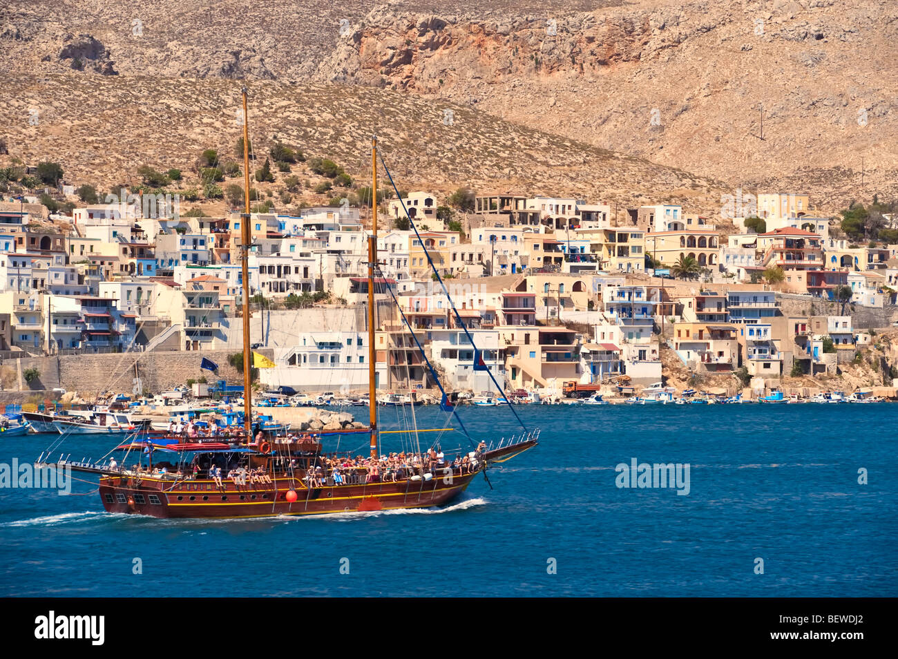 Navire à voile occupés par les touristes en face de la côte de Kalymnos, Grèce Banque D'Images