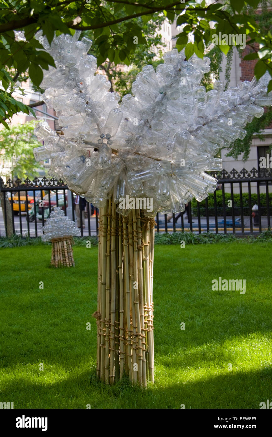 Bouteilles en plastique recyclées utilisées pour faire des branches d'un arbre dans le parc de la First Presbyterian Church Banque D'Images