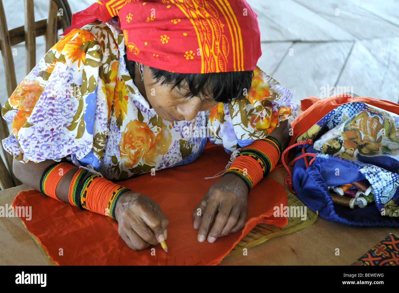 Femme faisant une Mola Kuna sur Yandup Island Lodge de Playon Chico dans les îles San Blas Panama Banque D'Images