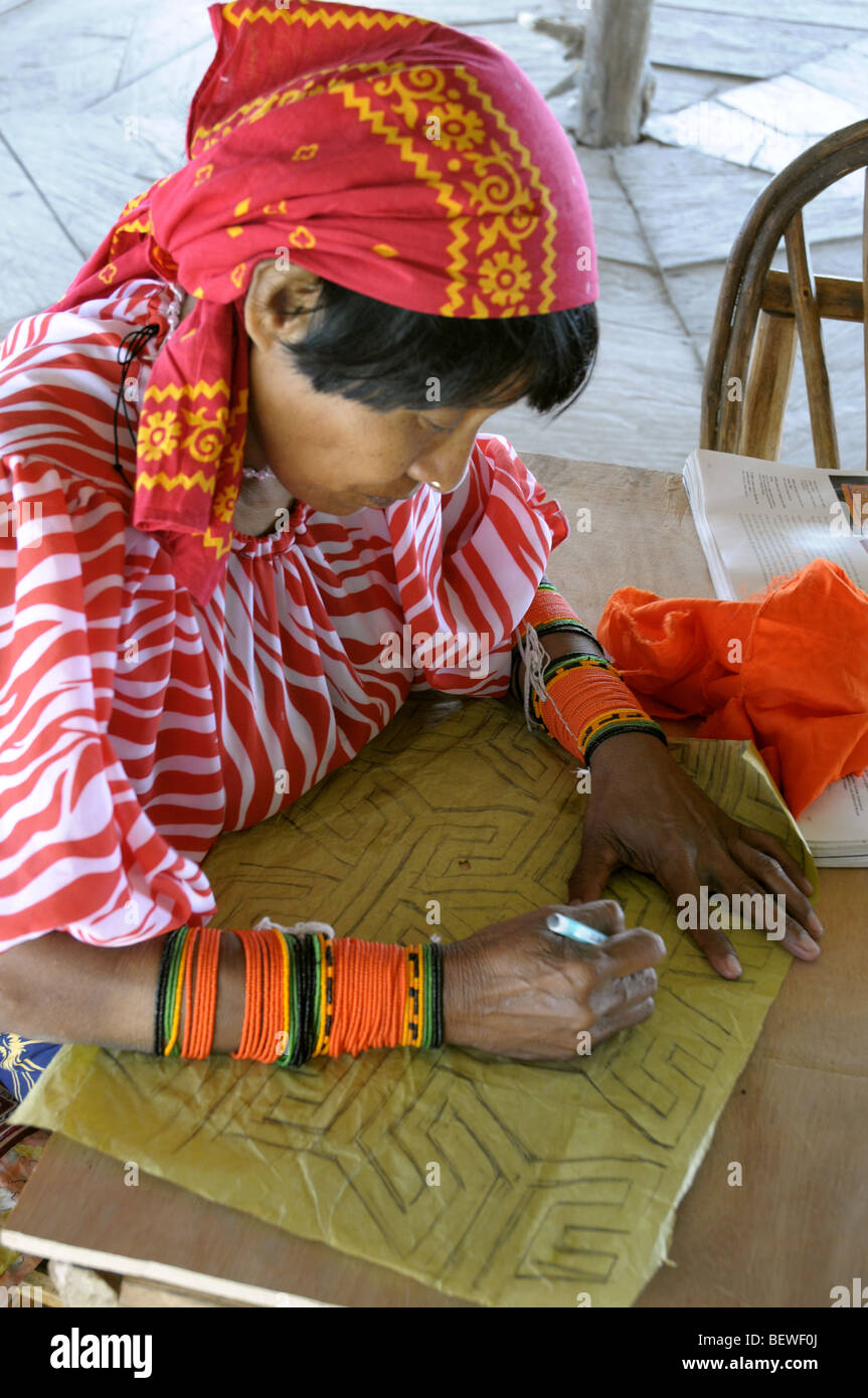 Femme Kuna dessinant les Mola sur Yandup Island Lodge Off Playon Chico dans les îles San Blas Panama Banque D'Images