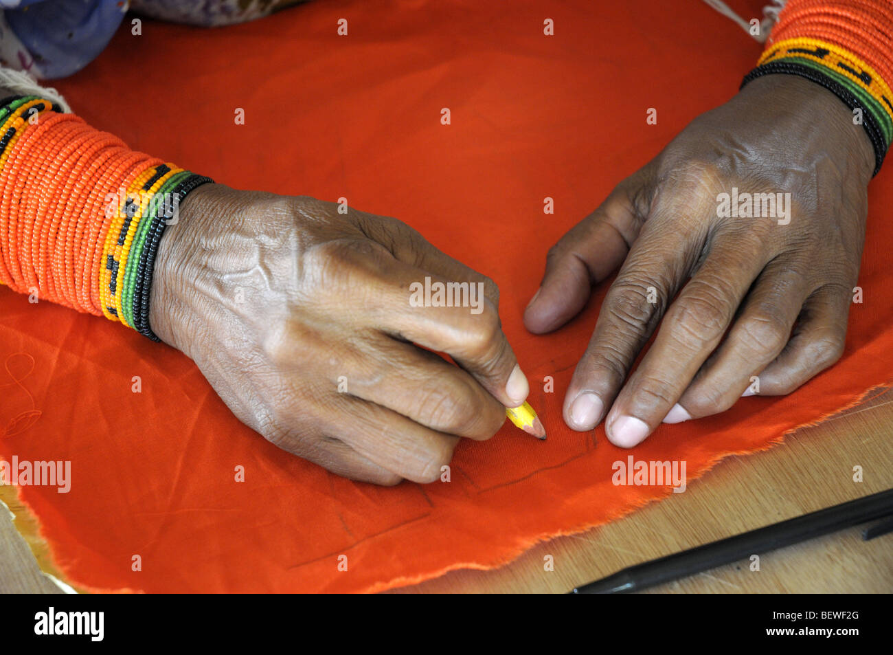 Femme faisant une Mola Kuna sur Yandup Island Lodge de Playon Chico dans les îles San Blas Panama Banque D'Images