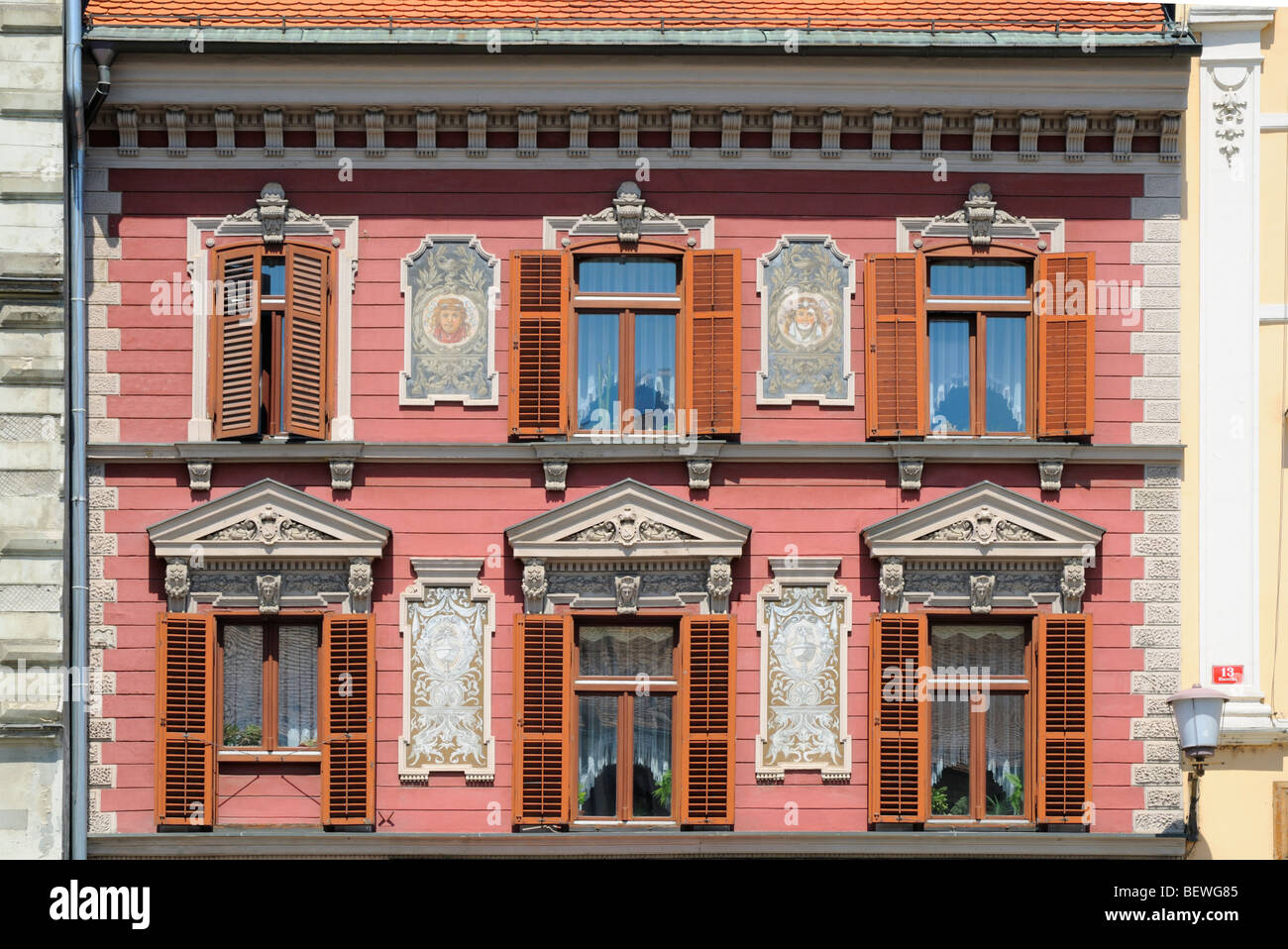 Maribor, Stajerska, Slovénie. Vieille ville pharmacie / PRI kraljevem orlu façade peinte au n ° 13 Glavni trg (place principale de la ville) Banque D'Images