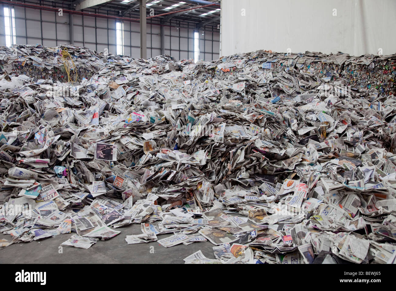 Les journaux à une usine de recyclage des déchets du London Underground tube Banque D'Images