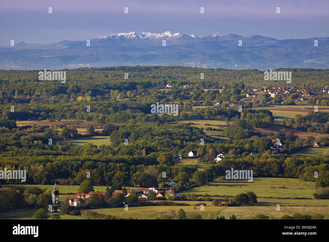 Le Massif du Sancy vu du point de vue de Vernet (Vichy - France). Le massif du Sancy vu depuis les hauteurs du Vernet. Banque D'Images