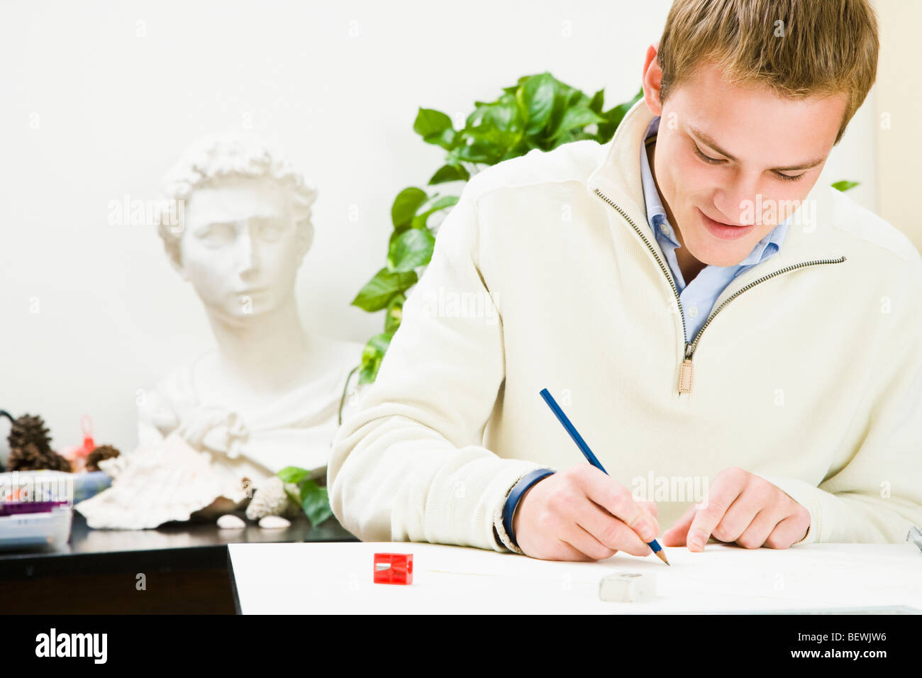 L'homme dessin avec un crayon sur une feuille Banque D'Images