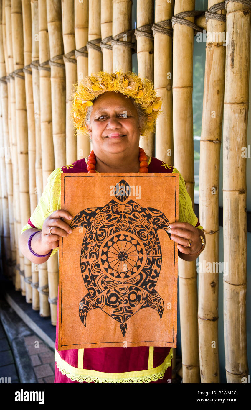 Portrait of a woman holding a wall hanging, Papeete, Tahiti, Polynésie Française Banque D'Images