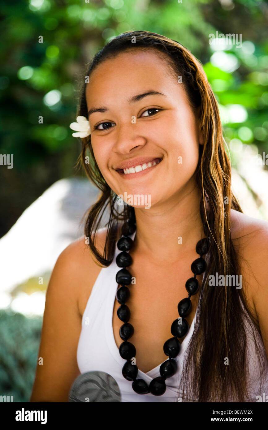 Portrait of a woman smiling, Papeete, Tahiti, Polynésie Française Banque D'Images