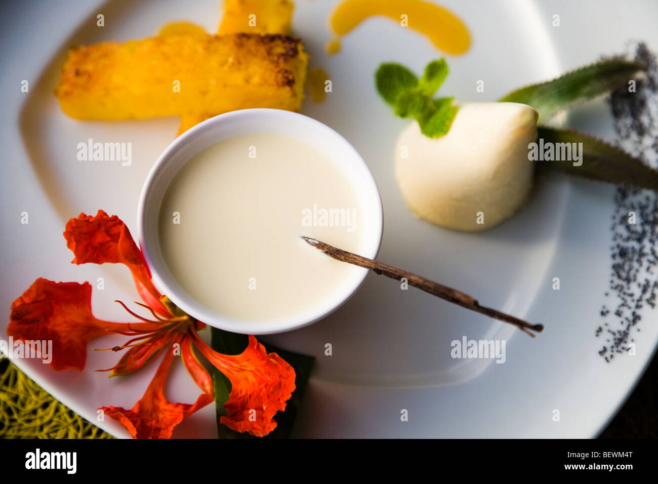 La crème à la vanille avec une fleur d'hibiscus dans une assiette, Papeete, Tahiti, Polynésie Française Banque D'Images