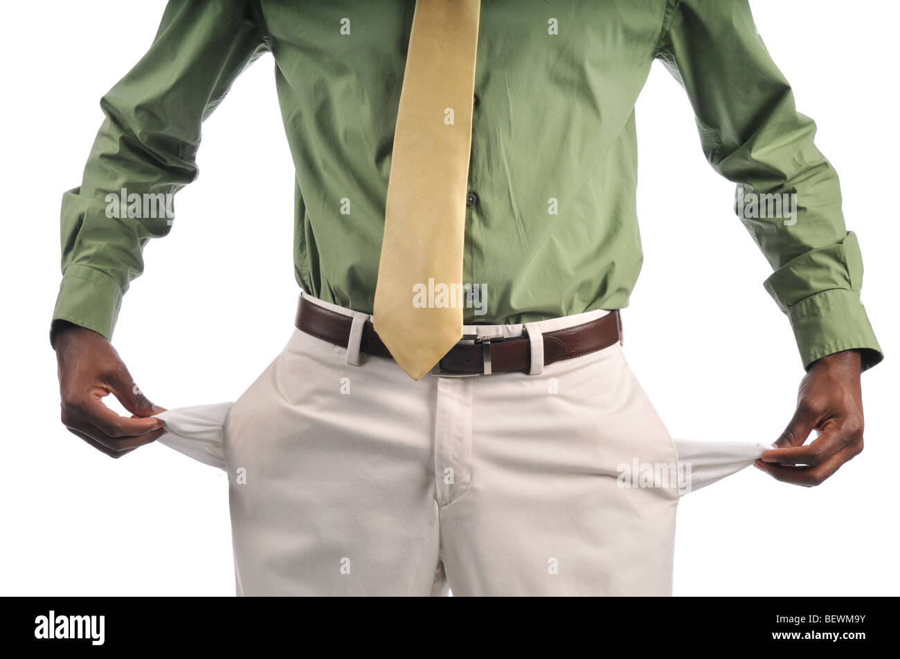 Businessman portant une cravate et montrant les poches vide isolé sur fond blanc Banque D'Images