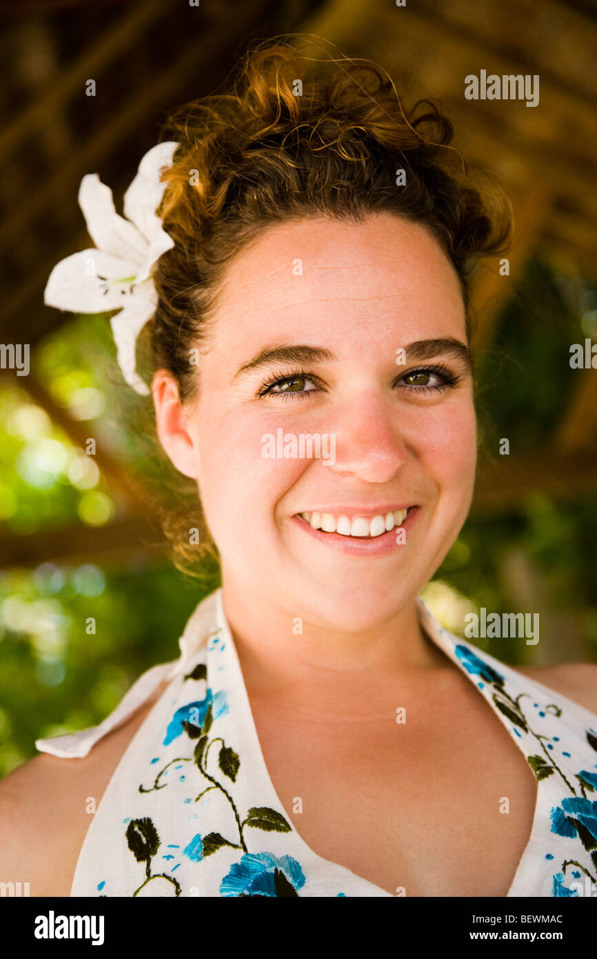 Portrait of a woman smiling in une cabane de plage, Tahaa, Tahiti, Polynésie Française Banque D'Images