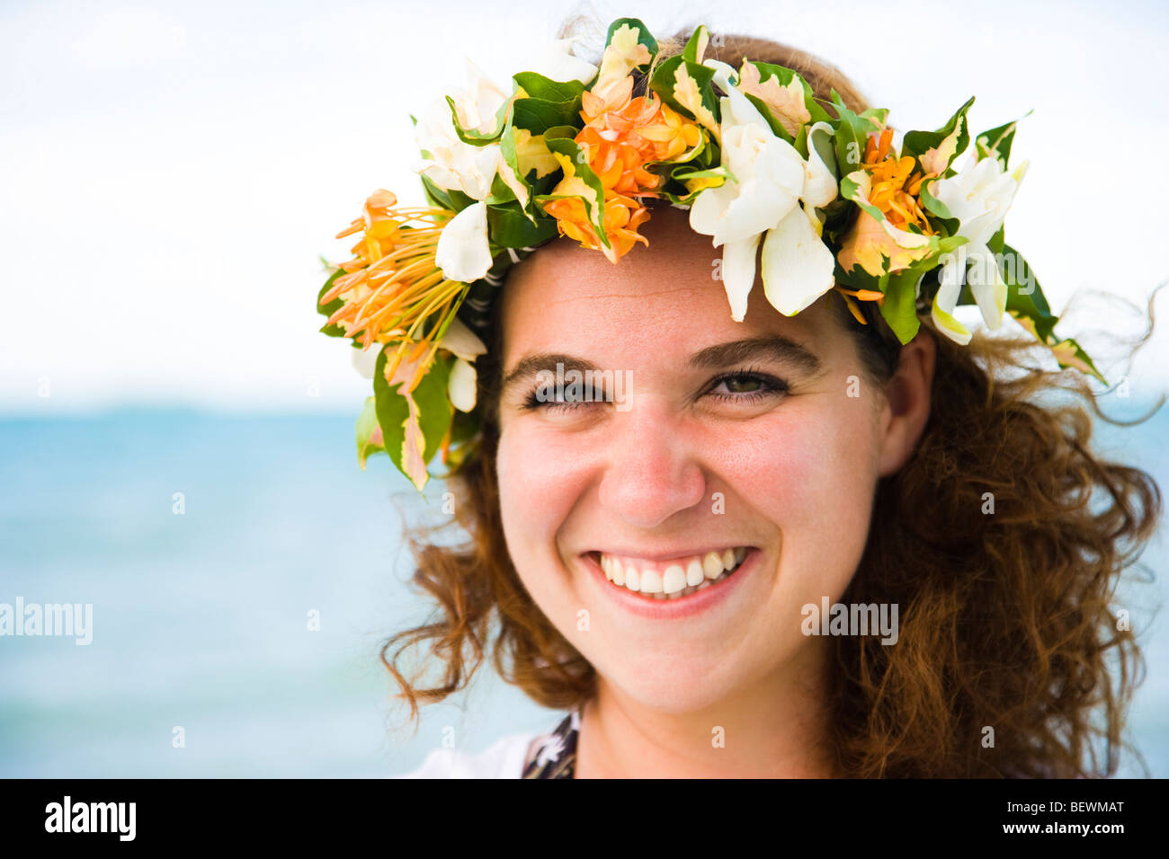 Portrait d'une femme portant une couronne de fleurs et souriant, Tahaa,  Tahiti, Polynésie Française Photo Stock - Alamy