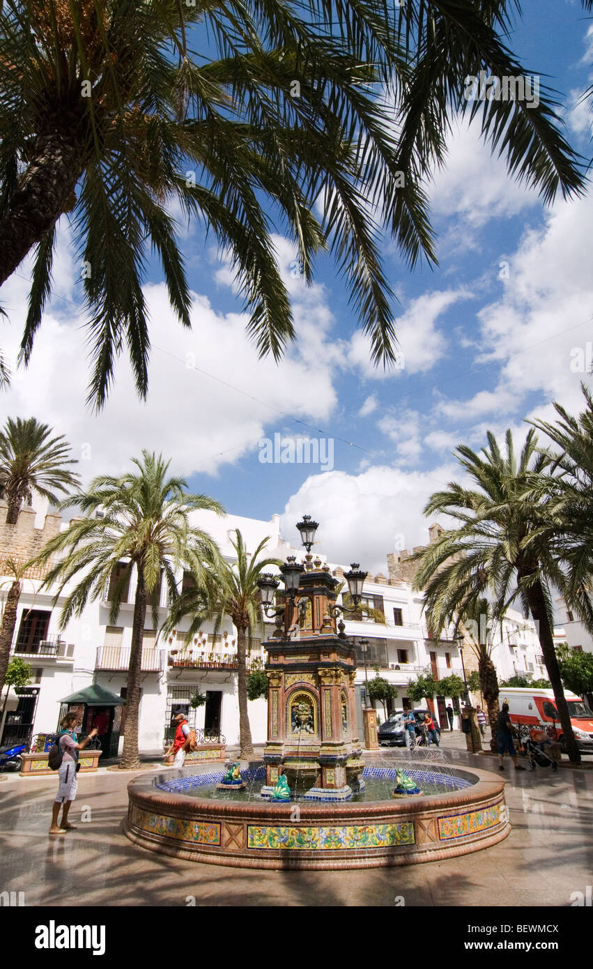 Fontaine à la Plaza de España dans le village blanc de Vejer de la Frontera, Costa de La Luz, Andalousie Espagne. Pueblos Blancos Banque D'Images